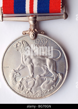 Nahaufnahme von der Rückseite einer 2. Weltkrieg-Medaille verliehen an britischen und Commonwealth-Truppen 1939-45 auf weißem Hintergrund Stockfoto