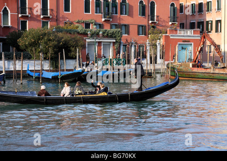 Gondolier rudert seine Gondel mit Touristen in Venedig Stockfoto