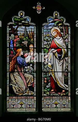 Ein Buntglasfenster von ward und Hughes, das die Erscheinung von Jesus Christus in Maria Magdalena, Dunton Church, Norfolk, darstellt Stockfoto