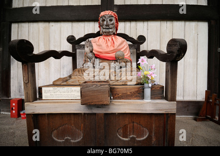 Pindola Statue (Binzuru) am Eingang zum Daibutsuden (Great Buddha Hall). Todai-Ji-Tempel. Nara. Japan Stockfoto