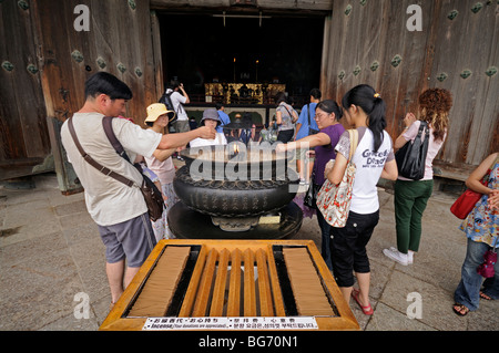 Gläubigen am Eingang des Daibutsuden (Great Buddha Hall). Todai-Ji-Tempel. Nara. Japan Stockfoto