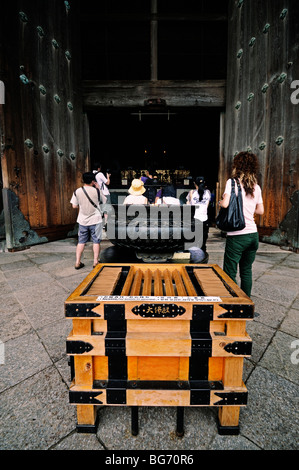 Holztüren von Daibutsuden (Great Buddha Hall). Todai-Ji-Tempel. Nara. Japan Stockfoto