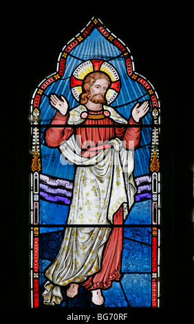 Ein Buntglasfenster von Frederick Preedy, das die Himmelfahrt jesu darstellt, St Andrews Church, Temple Grafton, Warwickshire Stockfoto