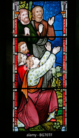 Ein Buntglasfenster von Frederick Preedy, das die Desciples an der Himmelfahrt jesu darstellt, St Andrews Church, Temple Grafton, Warwickshire Stockfoto