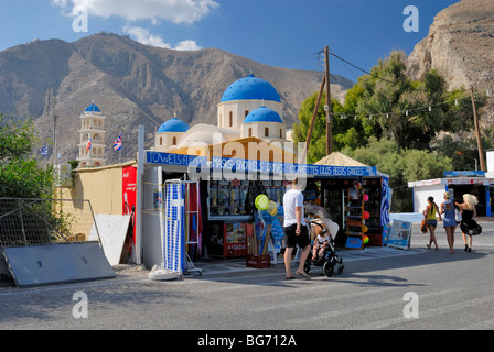 Ein Souvenir und Strand Ausrüstungsshop bei Perissa Beach Road. Perissa, Insel Santorini (Thira), Kykladen, Griechenland, EU. Stockfoto