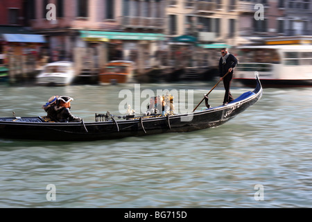 Schuss von einer venezianischen Gondel über den Gran Kanal Schwenken Stockfoto