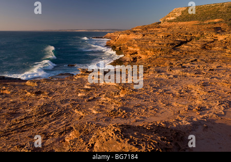 Sandstein-Klippen (Tumblagooda Sandstein, 400 Millionen Jahre alt) mit Kalkstein Deckelung, Abendlicht, Kalbarri National Park, Stockfoto