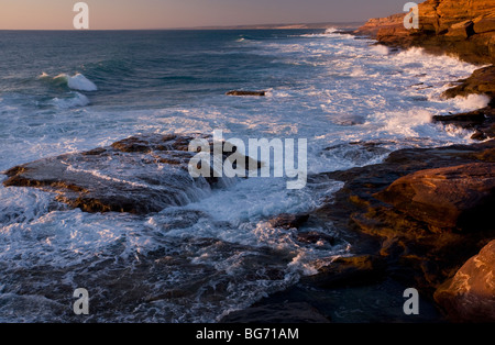 Sandstein-Klippen (Tumblagooda Sandstein, 400 Millionen Jahre alt) mit Kalkstein Deckelung, Abendlicht, Kalbarri National Park, Stockfoto