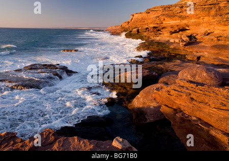 Sandstein-Klippen (Tumblagooda Sandstein, 400 Millionen Jahre alt) mit Kalkstein Deckelung, Abendlicht, Kalbarri National Park, Stockfoto