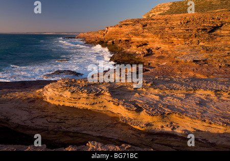 Sandstein-Klippen (Tumblagooda Sandstein, 400 Millionen Jahre alt) mit Kalkstein Deckelung, Abendlicht, Kalbarri National Park, Stockfoto