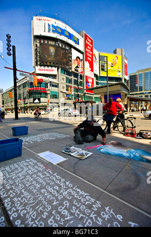 Menschen zeichnen mit Kreide auf dem Bürgersteig in der Innenstadt von Toronto, Ontario, Kanada. Stockfoto