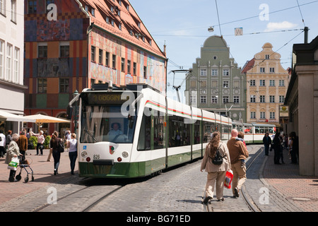 Moritzplatz, Augsburg, Bayern, Deutschland, Europa. Straßenbahn auf gepflasterten Straße im alten Zentrum der Stadt. Stockfoto