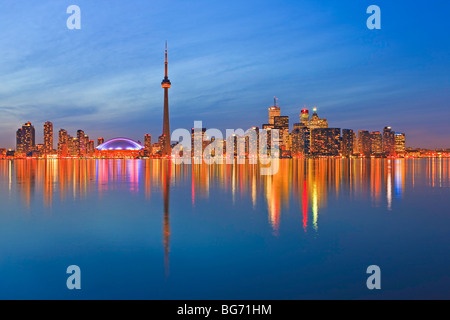 Toronto Skyline der Stadt, in der Dämmerung von Centre Island, Toronto Islands, Lake Ontario, Kanada gesehen. Stockfoto