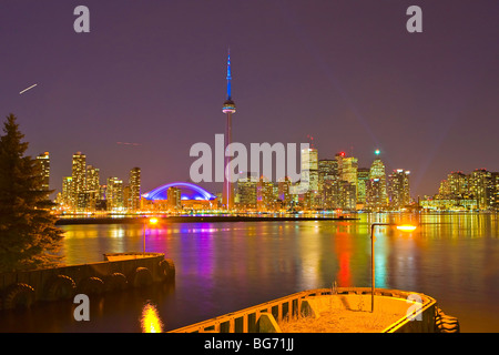 Toronto Skyline der Stadt, in der Nacht vom Hanlan Point Ferry Terminal am Centre Island, Toronto Islands, Lake Ontario, Ontario gesehen, Stockfoto