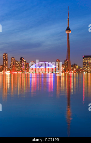 Toronto Skyline der Stadt, in der Dämmerung von Centre Island, Toronto Islands, Lake Ontario, Kanada gesehen. Stockfoto