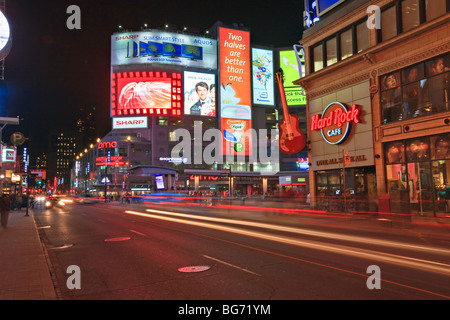 Yonge Street (Yonge Dunas Quadrat) in der Nacht in der Innenstadt von Toronto, Ontario, Kanada. Stockfoto