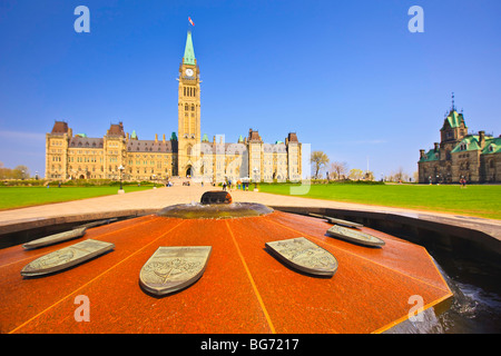 Zentrum-Block und Peace Tower das Parlamentsgebäude und die Centennial Flame, Parliament Hill, Ottawa, Ontario, Kanada. Stockfoto