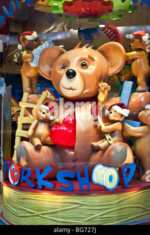 riesiges Spielzeug Bär mit roten Zuckerherz präparierte durch beschäftigt Santa Bärchen in einem fünften Avenue Weihnachten Schaufenster Manhattan Stockfoto