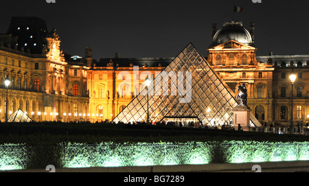 Paris bei Nacht, Louvre-museum Stockfoto