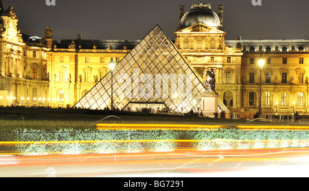 Paris bei Nacht, Louvre-museum Stockfoto