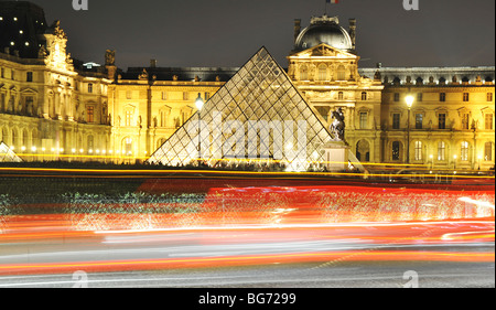 Paris bei Nacht, Louvre-museum Stockfoto