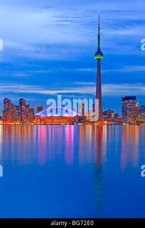 Skyline von Toronto mit dem CN Tower und das Rogers Centre in der Abenddämmerung, Stadt von Toronto, Ontario, Kanada. Stockfoto