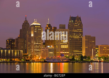 Skyline von Detroit City, Michigan, USA in der Abenddämmerung gesehen von der Uferpromenade in der Stadt Windsor, Ontario, Kanada. Stockfoto