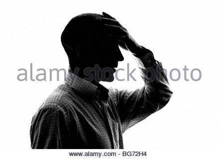 Silhouette Mann mit Kopf in Händen Stockfoto