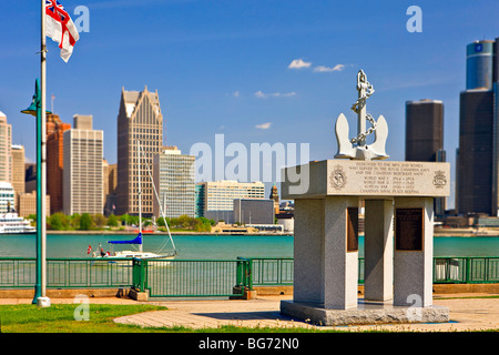 Denkmal in Dieppe Gärten in der Stadt Windsor, Ontario, Kanada Backdropped von den Detroit River und die Skyline zu verankern Stockfoto