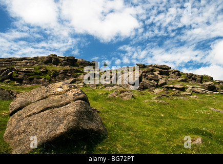 Scharfe Tor im Sommer mit blauen Himmel und Altocumulus-Wolken, Dartmoor Devon UK Stockfoto