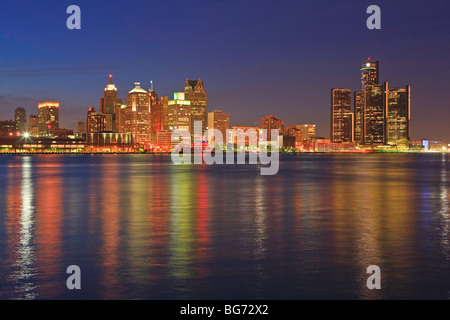 Skyline von Detroit, Michigan, USA, gesehen von der Stadt Windsor, Ontario, Kanada in der Abenddämmerung. Stockfoto