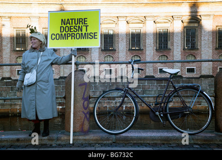 Ältere Frau mit ihrem Schild am 12. Dezember Massendemonstration COP15 in Kopenhagen Stockfoto