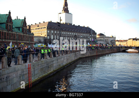 Am 12. Dezember Demonstration COP15 in Kopenhagen. Die 50-75.000 Demonstration hat noch nicht Christiansborg verlassen Stockfoto