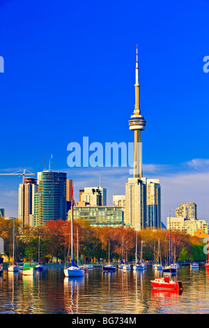 Stadt von Toronto gesehen von Ontario Place in Toronto, Ontario-See, Ontario, Kanada. Stockfoto