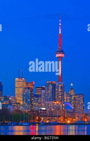 Skyline von Toronto City aus Ontario Place, Toronto, Ontario, Kanada in der Dämmerung zu sehen. Stockfoto