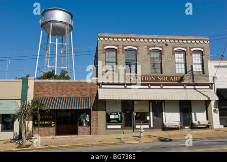 Wasserturm und Backsteingebäude in Thomasville, South Georgia, USA Stockfoto