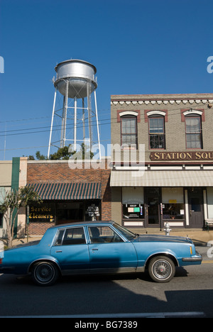 Ein Auto geht entlang einer ruhigen Stadt Zentrum Straße in Thomasville, South Georgia, USA Stockfoto