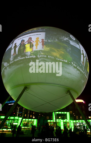 COP15 - der "Hopenhagen Globe' am Rathausplatz in Kopenhagen Stockfoto