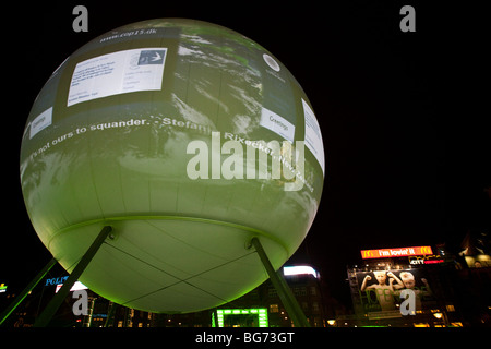 COP15 - der "Hopenhagen Globe' am Rathausplatz in Kopenhagen Stockfoto