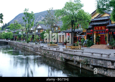Geschäfte und Restaurants entlang des Flusses Lijiang, Yunnan, China Stockfoto