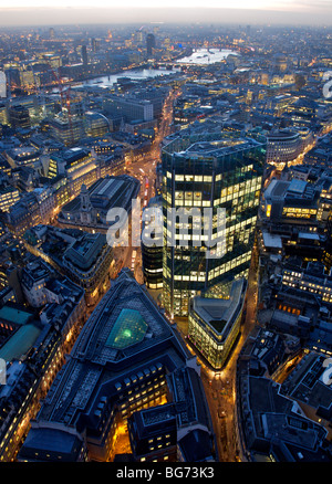 Luftaufnahme von alten breiten Straße Blick über Bank City of London auf Threadneedle Straße über Themse ins West End Abend Stockfoto