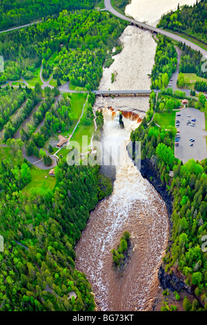 Luftaufnahme der Kaministiquia River und Kakabeka Falls bei den Kakabeka Falls Provincial Park, Ontario, Kanada. Stockfoto