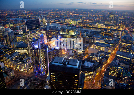 Luftbild von der alten breite Straße Suche über Lloyds Gebäude und Süd-Ost-London Abend. Stockfoto