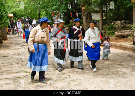 Naxi Frauen spazieren im Park, Lijiang, Yunnan, China Stockfoto