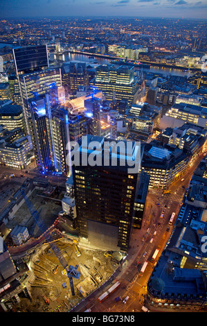 Abend-Luftbild aus alten breite Straße auf der Suche nach unten Lloyds Gebäude und Pinnacle Baustelle Stockfoto