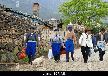 Naxi Frauen im Dorf zu, Lijiang, Yunnan, China Stockfoto