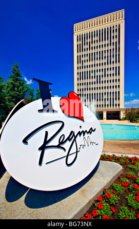 Rathaus und Brunnen im Queen Elizabeth II Gericht, Stadt Regina, Saskatchewan, Kanada. Stockfoto