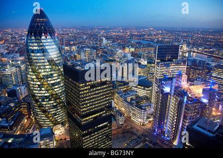 Luftbild von der alten breite Straße Suche über Gurke und Lloyds Gebäude Abend. Stockfoto