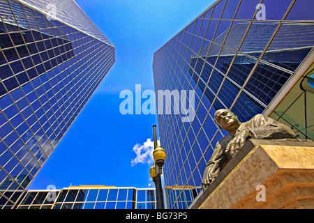 Hochhaus-Türme und Statue des Frederick W Hill in der Friedrich W Hill Mall in der Stadt von Regina, Saskatchewan, Canad Stockfoto