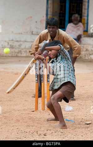 Ländlichen indischen Dorf jungen Kricket spielen in einem Dorf. Nallaguttapalli, Andhra Pradesh, Indien Stockfoto